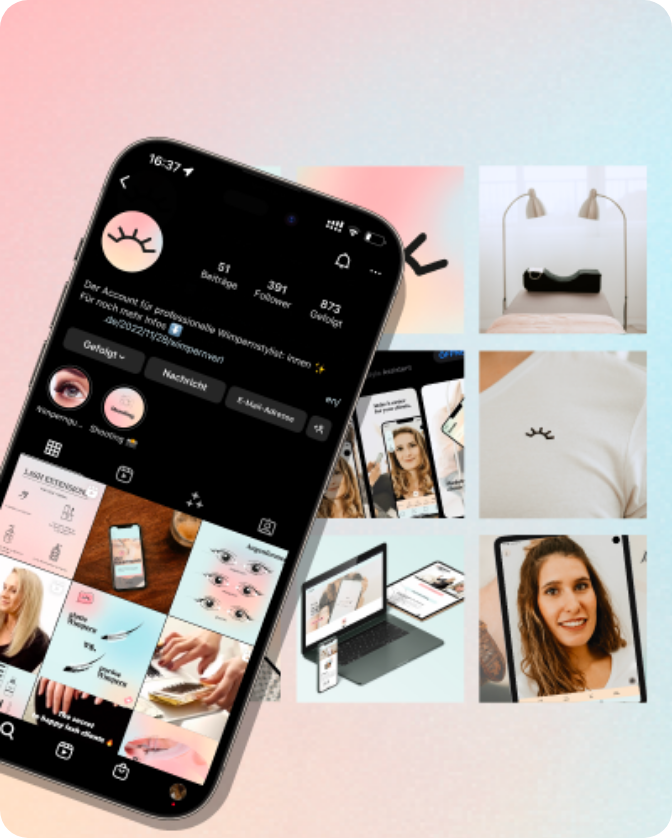 Modernes Webdesign und Branding für 'Glimpii', dargestellt auf einem Smartphone und mehreren Moodboards. Das Telefon zeigt eine stilisierte Benutzeroberfläche mit einer Instagram-ähnlichen App, die speziell für Beauty-Dienstleistungen und Produkte entwickelt wurde. Daneben sind visuelle Elemente wie ein weißes T-Shirt mit einem dezente Logo, eine minimalistische Tasche und eine Auswahl an Marketingmaterialien zu sehen, die die Markenidentität von Glimpii unterstreichen. Der Hintergrund in sanften Pastelltönen verleiht dem Bild eine ästhetische und einladende Atmosphäre.