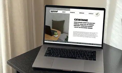 Laptop auf einem Schreibtisch mit der Website von WOOF Studio – Professionelles Webdesign und Website-Erstellung in Hamburg für Unternehmenswebseiten.