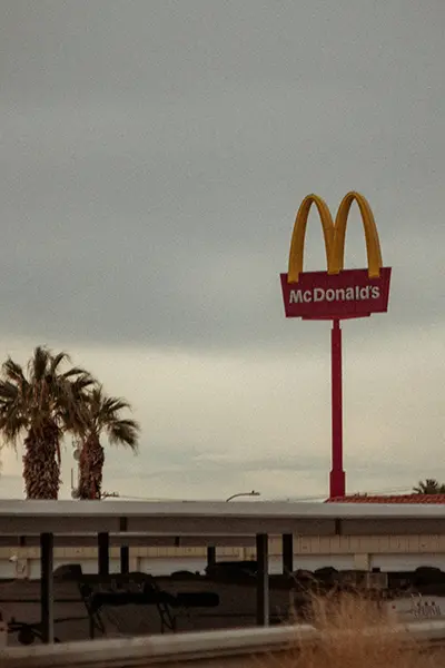 McDonald’s Logo in Form des goldenen M auf einer Stange, ein globales Symbol für Fast Food.